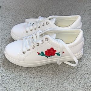 White sneaker w rose